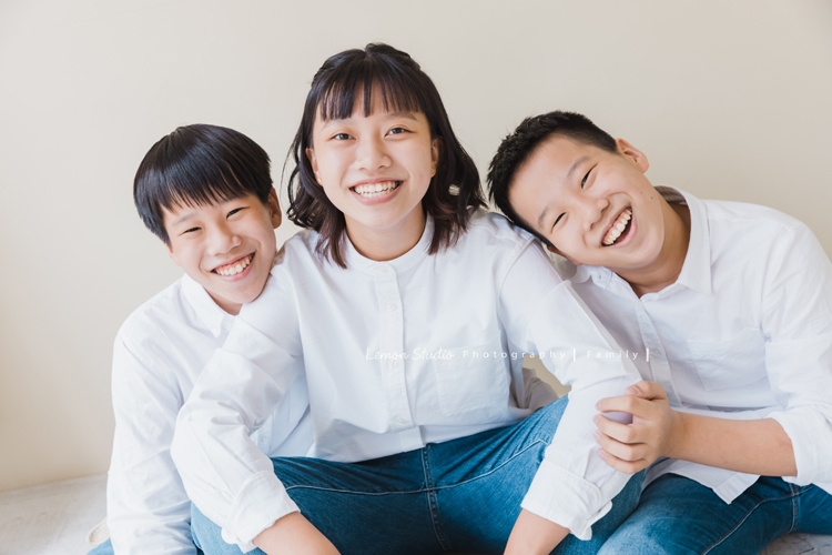 婉玉媽麻一家五口來拍全家福，整理相片時發現原來一直還沒分享，好喜歡一家人互動的感覺，青春期的姊姊和弟弟們感情很好啊！這張是姊弟三人坐在地上開心地笑著的合照！三人感情很好啊！