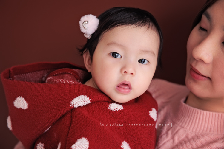 Jade媽麻一家來拍照，三歲八個月的姊姊、及八個月大的妹妹太可愛了，爸拔媽麻與姊妹倆玩得好開心，這張是妹妹穿的像小紅帽的衣服，張大眼睛看著鏡頭的超可愛相片！