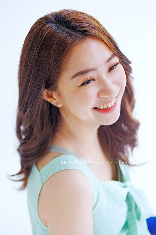 光程第三次來拍個人寫真,在電視新聞媒體業的光程,目前是寰宇新聞國際推播主播,光程好多角度都好美啊,這張是光程笑容很美的個人寫真照!