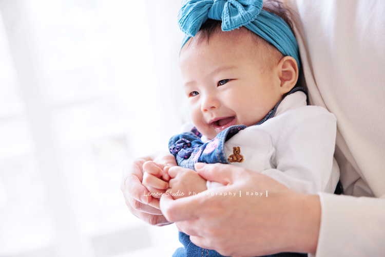 四個月大的朵朵來拍寶寶寫真，媽麻＆阿嬤及阿姨都超級疼愛她的，不論是哭哭還是燦爛的笑，朵朵的可愛都超可愛的，這張是朵朵帶著可愛的頭飾，坐在阿嬤身上跟阿嬤在玩的可愛模樣！
