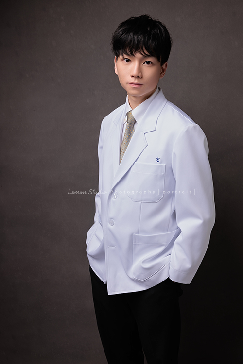 宏的醫學院授袍照