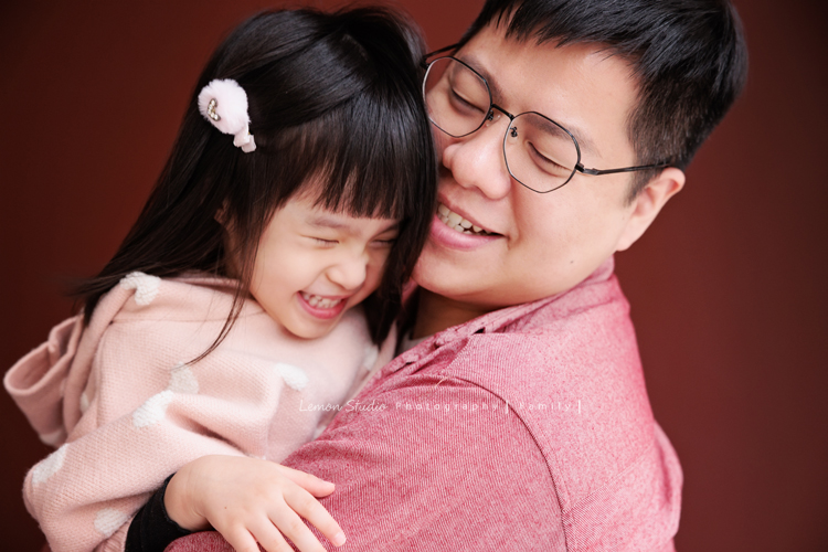 Jade媽麻一家來拍照，三歲八個月的姊姊、及八個月大的妹妹太可愛了，爸拔媽麻與姊妹倆玩得好開心，這張是爸拔和姊姊正在玩的美好記錄！