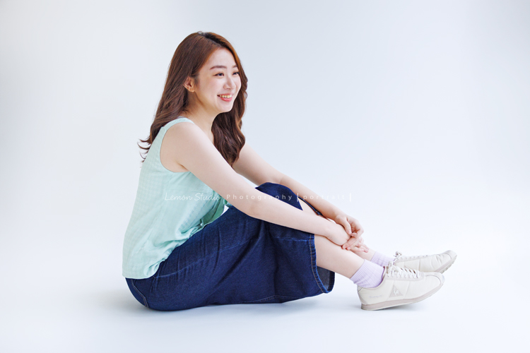 光程第三次來拍個人寫真,在電視新聞媒體業的光程,目前是寰宇新聞國際推播主播,光程好多角度都好美啊,這張是光程坐在地上很美地笑著的側面的個人寫真照!