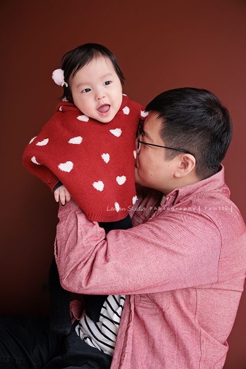 Jade媽麻一家來拍照，三歲八個月的姊姊、及八個月大的妹妹太可愛了，爸拔媽麻與姊妹倆玩得好開心，這張是爸拔和妹妹在玩得紀錄，妹妹被爸拔逗得好開心啊！