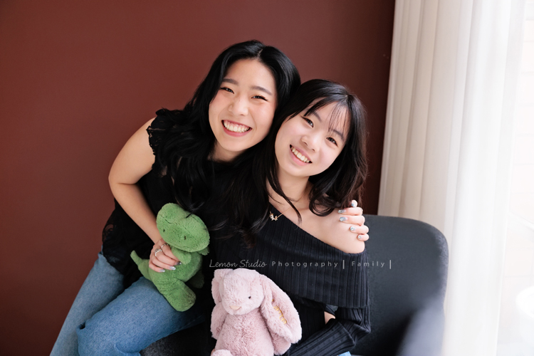 麗惠媽麻一家第四次來拍家庭寫真，第一次拍照是在15年前，當時Miranda & Charlotte都還是小小孩啊，如今姊妹倆已是美少女，這張是姊妹倆肩併肩一起很開心地看著鏡頭微笑的相片！