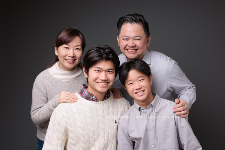Tommy爸拔一家回台灣時來拍家庭寫真，20歲的大哥Alex及14歲的弟弟Ben都好帥氣，Tommy爸拔也和太太拍了一些兩人互動的相片，一家四口很自然的全家福寫真，這張是一家四口在棚內打燈的全家，好自然好有質感的一家全家福啊！