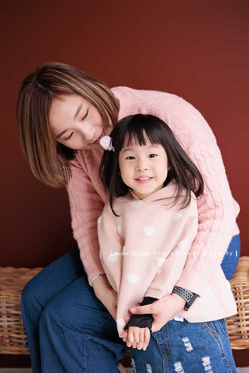 Jade媽麻一家來拍照，三歲八個月的姊姊、及八個月大的妹妹太可愛了，爸拔媽麻與姊妹倆玩得好開心，這張是媽麻抱著姊姊，姊姊微微地笑著看著鏡頭的母女倆美好的互動紀錄！