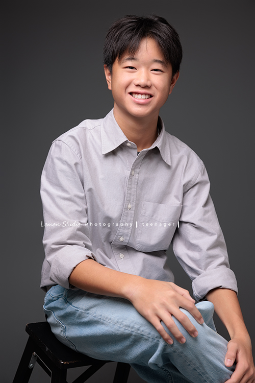Tommy爸拔一家回台灣時來拍家庭寫真，20歲的大哥Alex及14歲的弟弟Ben都好帥氣，Tommy爸拔也和太太拍了一些兩人互動的相片，一家四口很自然的全家福寫真，這張是弟弟Ben的個人寫真，好帥氣的Ben！