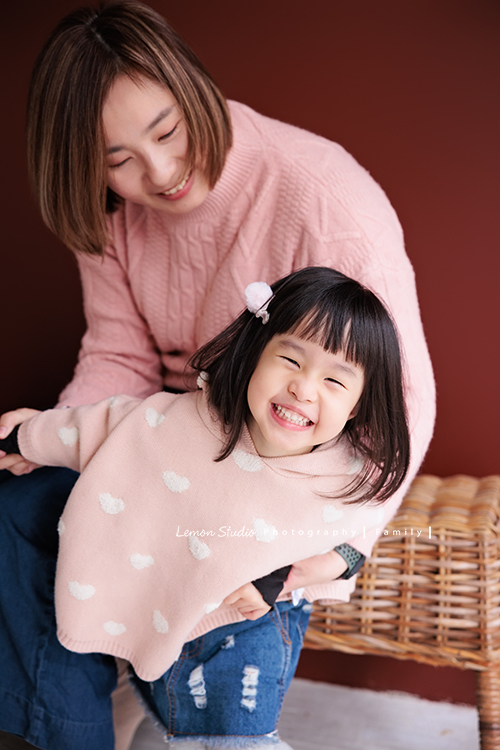 Jade媽麻一家來拍照，三歲八個月的姊姊、及八個月大的妹妹太可愛了，爸拔媽麻與姊妹倆玩得好開心，這張是姊姊在媽麻身上玩的好愛的紀錄，姊姊笑得很燦爛地看著鏡頭！