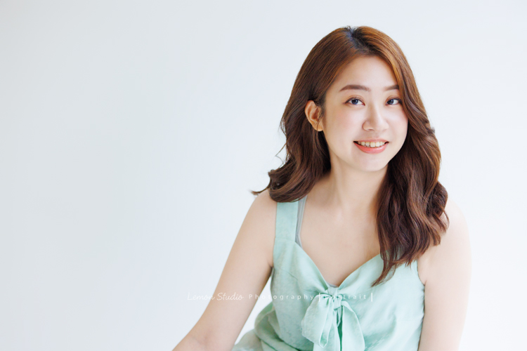 光程第三次來拍個人寫真,在電視新聞媒體業的光程,目前是寰宇新聞國際推播主播,光程好多角度都好美啊,這張是光程坐在地上很美地看著鏡頭微笑的個人寫真照!