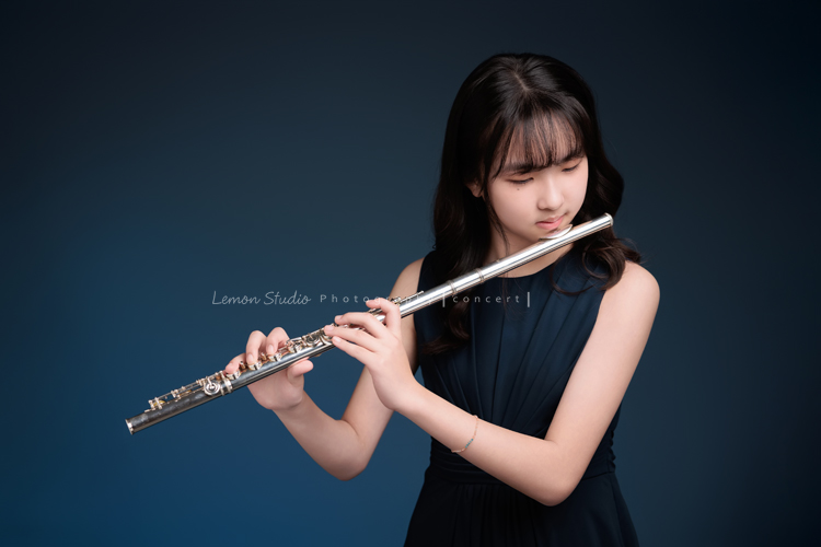 蔓、璇、晴三位女孩一起來拍照,三位女孩要辦長笛的演奏會,這次的禮服有些層次,兩位女孩是深藍色、一位是藕色,每一張都好美好優雅啊,這張是晴手拿著長笛正要吹奏的相片!