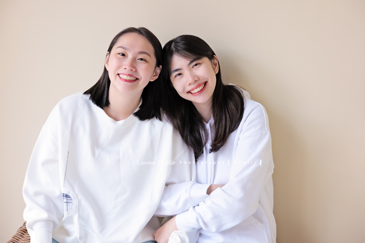 四個月大的朵朵來拍寶寶寫真，媽麻＆阿嬤及阿姨都超級疼愛她的，不論是哭哭還是燦爛的笑，朵朵的可愛都超可愛的，這張是媽麻和阿姨兩人的姊妹家庭寫真照！