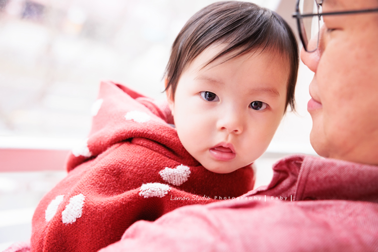 Jade媽麻一家來拍照，三歲八個月的姊姊、及八個月大的妹妹太可愛了，爸拔媽麻與姊妹倆玩得好開心，這張是妹妹看著鏡頭很可愛的臉部特寫寶寶寫真！