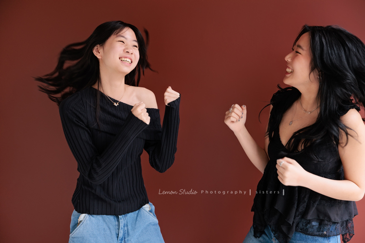 麗惠媽麻一家第四次來拍家庭寫真，第一次拍照是在15年前，當時Miranda & Charlotte都還是小小孩啊，如今姊妹倆已是美少女，這張是姊妹倆在玩時，攝影師黎爸捕抓到的一張很有趣的互動畫面！