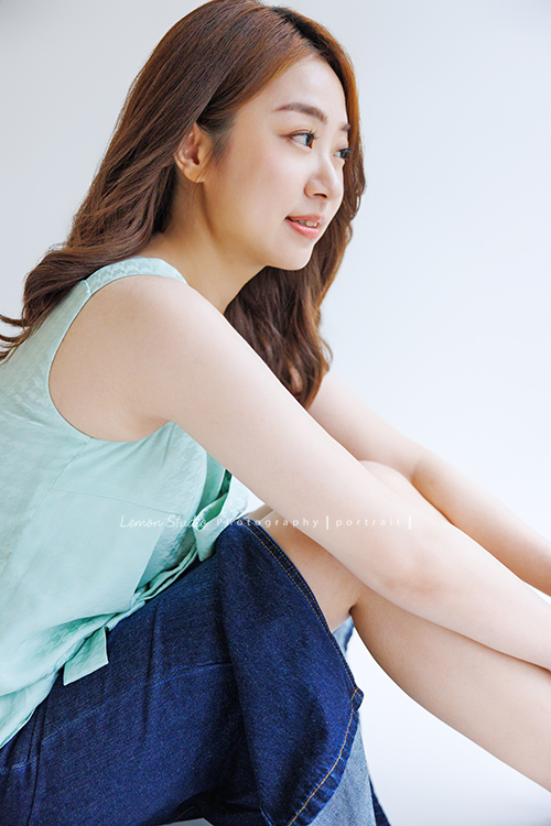 光程第三次來拍個人寫真,在電視新聞媒體業的光程,目前是寰宇新聞國際推播主播,光程好多角度都好美啊,這張是光程坐在地上很美的側面的個人寫真照!