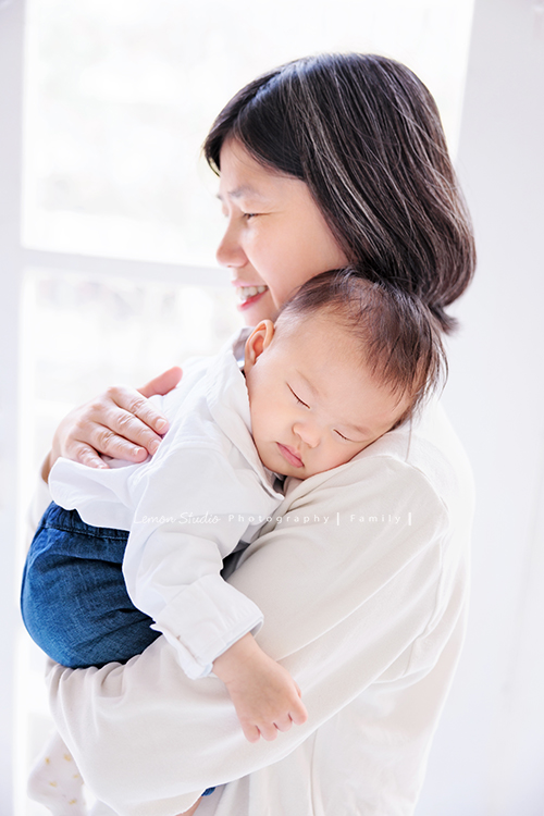 四個月大的朵朵來拍寶寶寫真，媽麻＆阿嬤及阿姨都超級疼愛她的，不論是哭哭還是燦爛的笑，朵朵的可愛都超可愛的，這張是阿嬤抱著朵朵，朵朵很舒服地睡在阿嬤身上的可愛模樣！