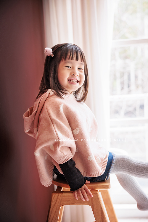 Jade媽麻一家來拍照，三歲八個月的姊姊、及八個月大的妹妹太可愛了，爸拔媽麻與姊妹倆玩得好開心，這張是姊姊坐在椅子上看著鏡頭笑得很開心的相片！