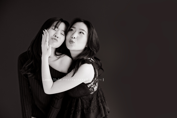 麗惠媽麻一家第四次來拍家庭寫真，第一次拍照是在15年前，當時Miranda & Charlotte都還是小小孩啊，如今姊妹倆已是美少女，這張是姊姊輕抱著妹妹的臉，兩人做出很逗趣的表情的一張很可愛的姊妹倆互動寫真！