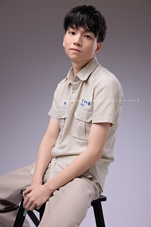 醫學院大四的宏來拍授袍紀念照，多才多藝的宏也帶了提琴入鏡，同時也把建中的制服帶來穿了拍照留念，授袍是一個很重要的里程碑，年輕又帥氣的宏這次拍照，留下了很多很棒的相片留念，這張是宏穿著高中建中的制服拍的一張帥氣的紀念照！