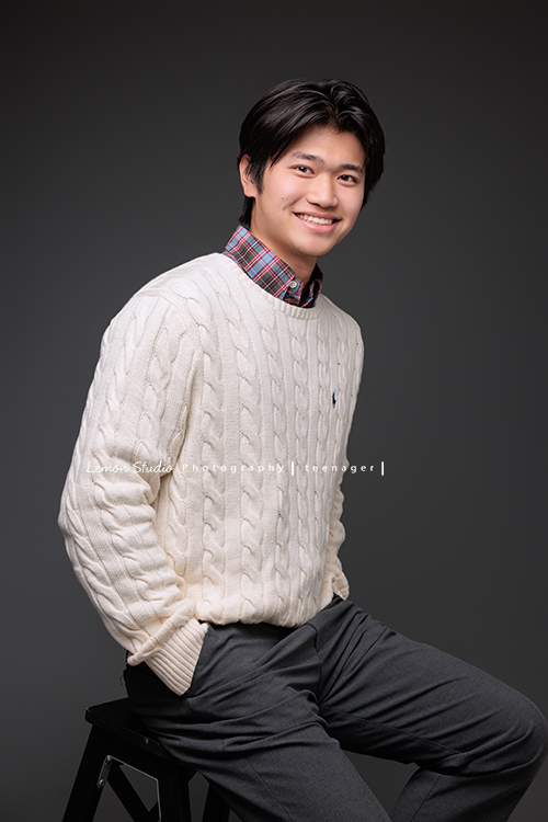 Tommy爸拔一家回台灣時來拍家庭寫真，20歲的大哥Alex及14歲的弟弟Ben都好帥氣，Tommy爸拔也和太太拍了一些兩人互動的相片，一家四口很自然的全家福寫真，這張是哥哥Alex的個人寫真，好帥氣的Alex！