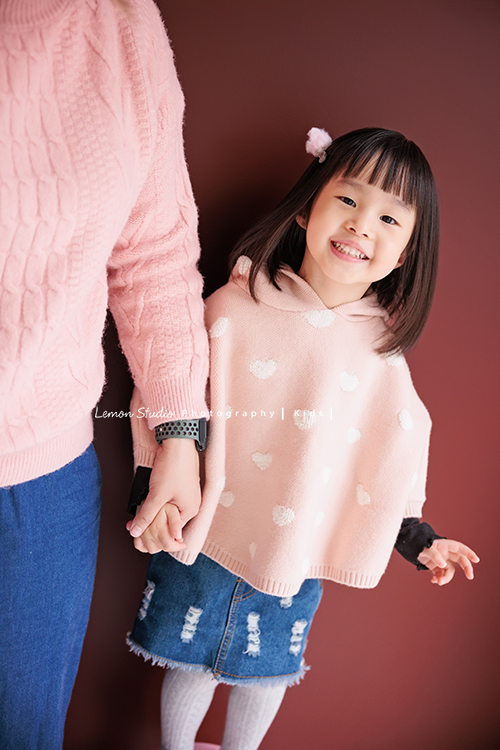 Jade媽麻一家來拍照，三歲八個月的姊姊、及八個月大的妹妹太可愛了，爸拔媽麻與姊妹倆玩得好開心，這張是姊姊站在媽麻身旁，看著鏡頭微笑、姊姊這張好美啊！