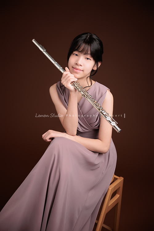 蔓、璇、晴三位女孩一起來拍照,三位女孩要辦長笛的演奏會,這次的禮服有些層次,兩位女孩是深藍色、一位是藕色,每一張都好美好優雅啊,這張是璇手拿著長笛放在下巴,優雅地坐著看著鏡頭微笑的相片!