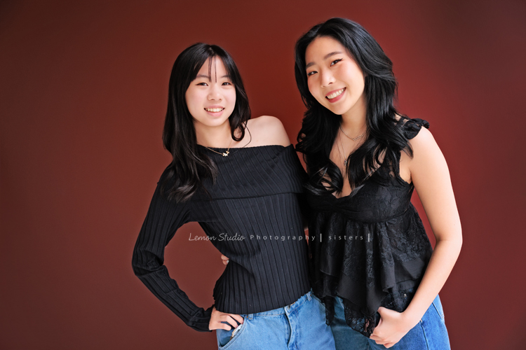 麗惠媽麻一家第四次來拍家庭寫真，第一次拍照是在15年前，當時Miranda & Charlotte都還是小小孩啊，如今姊妹倆已是美少女，這張是姊妹倆站在一起很自然地擺出很美的pose，兩人笑得很甜美的一張合照！