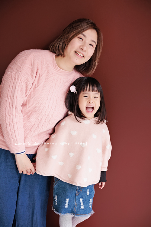 Jade媽麻一家來拍照，三歲八個月的姊姊、及八個月大的妹妹太可愛了，爸拔媽麻與姊妹倆玩得好開心，這張是媽麻和姊姊兩人超可愛的合照，兩人都笑得好開心啊！