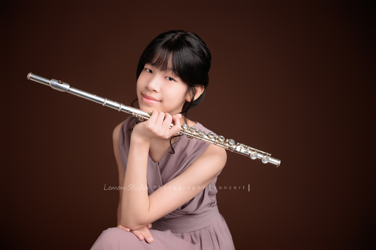 蔓、璇、晴三位女孩一起來拍照,三位女孩要辦長笛的演奏會,這次的禮服有些層次,兩位女孩是深藍色、一位是藕色,每一張都好美好優雅啊,這張是璇手拿著長笛放在下巴處,自信地坐著看著鏡頭微笑的相片!