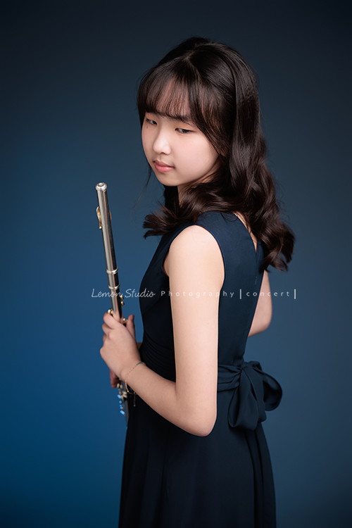 蔓、璇、晴三位女孩一起來拍照,三位女孩要辦長笛的演奏會,這次的禮服有些層次,兩位女孩是深藍色、一位是藕色,每一張都好美好優雅啊,這張是晴手拿著長笛側身轉過來看著下方,很有意境的一張相片!