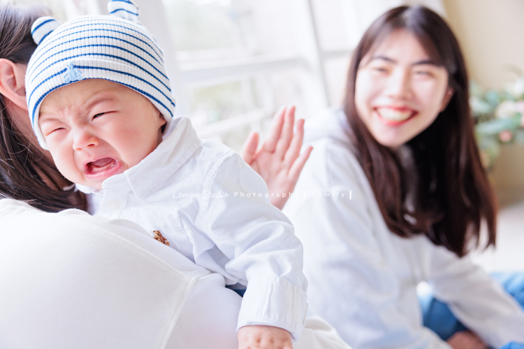四個月大的朵朵來拍寶寶寫真，媽麻＆阿嬤及阿姨都超級疼愛她的，不論是哭哭還是燦爛的笑，朵朵的可愛都超可愛的，這張是媽麻抱著哭哭的朵朵，拍拍安慰她的樣子，朵朵雖然哭得好委屈的樣子，但還是好可愛啊！