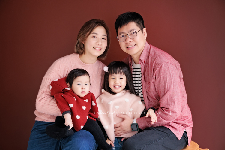 Jade媽麻一家來拍照，三歲八個月的姊姊、及八個月大的妹妹太可愛了，爸拔媽麻與姊妹倆玩得好開心，這張是一家四口很美的一張全家福！