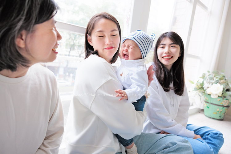 四個月大的朵朵來拍寶寶寫真，媽麻＆阿嬤及阿姨都超級疼愛她的，不論是哭哭還是燦爛的笑，朵朵的可愛都超可愛的，這張是媽麻抱著大哭的朵朵，拍拍安慰她的樣子，朵朵雖然哭得好委屈的樣子，但還是好可愛啊！媽麻的表情也超逗趣的！