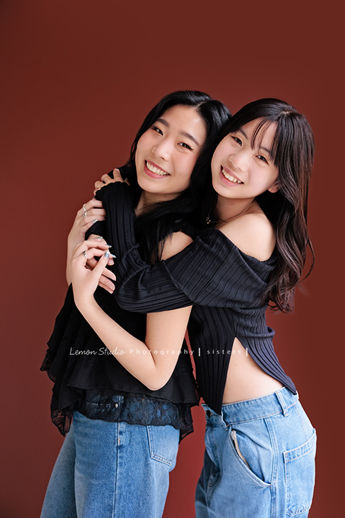 麗惠媽麻一家第四次來拍家庭寫真，第一次拍照是在15年前，當時Miranda & Charlotte都還是小小孩啊，如今姊妹倆已是美少女，這張是妹妹從後面抱著姊姊，兩人笑得很甜美的一張合照！