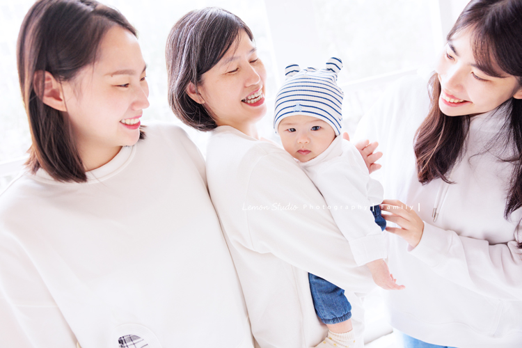 四個月大的朵朵來拍寶寶寫真，媽麻＆阿嬤及阿姨都超級疼愛她的，不論是哭哭還是燦爛的笑，朵朵的可愛都超可愛的，這張是媽麻、阿嬤及阿姨圍繞著可愛的朵朵的家庭寫真相片！