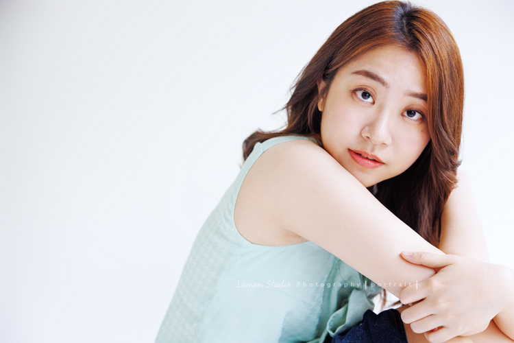 光程第三次來拍個人寫真,在電視新聞媒體業的光程,目前是寰宇新聞國際推播主播,光程好多角度都好美啊,這張是光程坐在地上很美地看著鏡頭的個人寫真照!