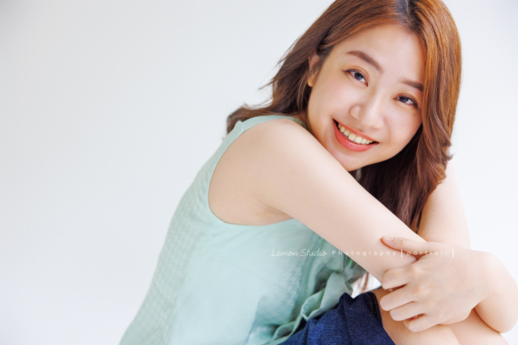 光程第三次來拍個人寫真,在電視新聞媒體業的光程,目前是寰宇新聞國際推播主播,光程好多角度都好美啊,這張是光程坐在地上看著鏡頭笑容很美的個人寫真照!