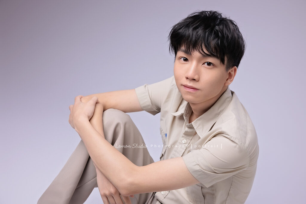 醫學院大四的宏來拍授袍紀念照，多才多藝的宏也帶了提琴入鏡，同時也把建中的制服帶來穿了拍照留念，授袍是一個很重要的里程碑，年輕又帥氣的宏這次拍照，留下了很多很棒的相片留念，這張是宏穿著高中建中的制服、坐在地上看著鏡頭微笑的一張帥氣的紀念照！