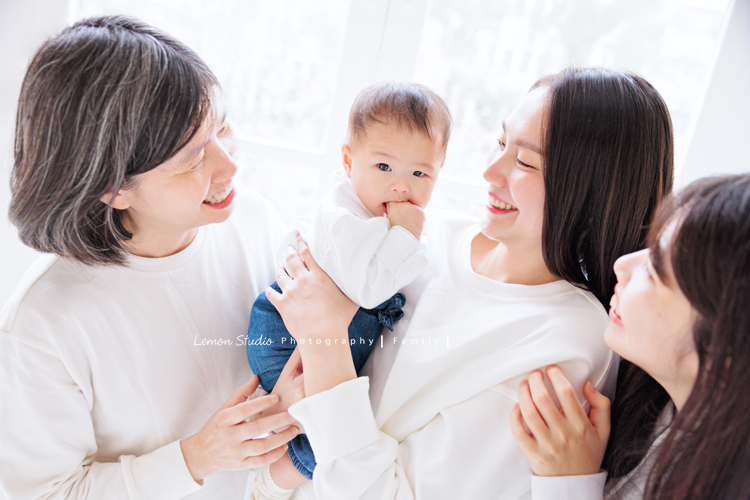 四個月大的朵朵來拍寶寶寫真，媽麻＆阿嬤及阿姨都超級疼愛她的，不論是哭哭還是燦爛的笑，朵朵的可愛都超可愛的，這張是媽麻、阿嬤及阿姨圍繞著正吃著小手手的朵朵的家庭寫真相片！