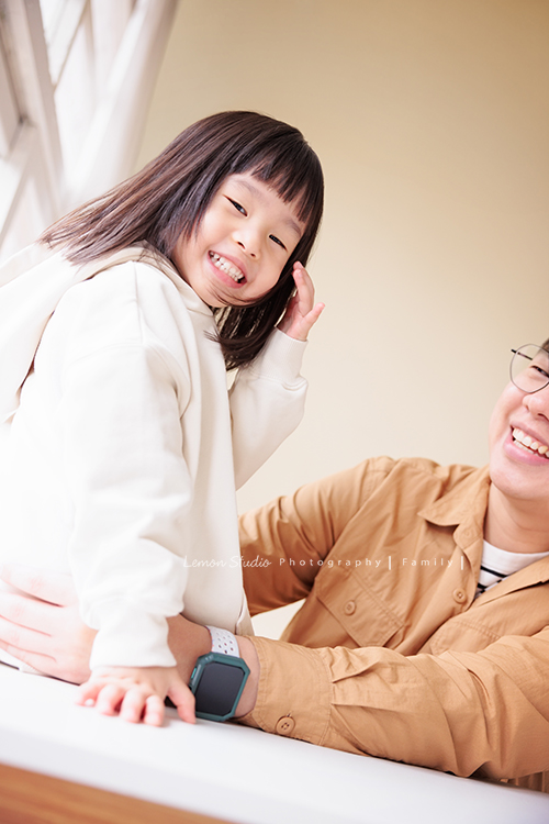 Jade媽麻一家來拍照，三歲八個月的姊姊、及八個月大的妹妹太可愛了，爸拔媽麻與姊妹倆玩得好開心，這張是姊姊坐在爸拔旁邊看著鏡頭的一張很可愛的互動紀錄相片！