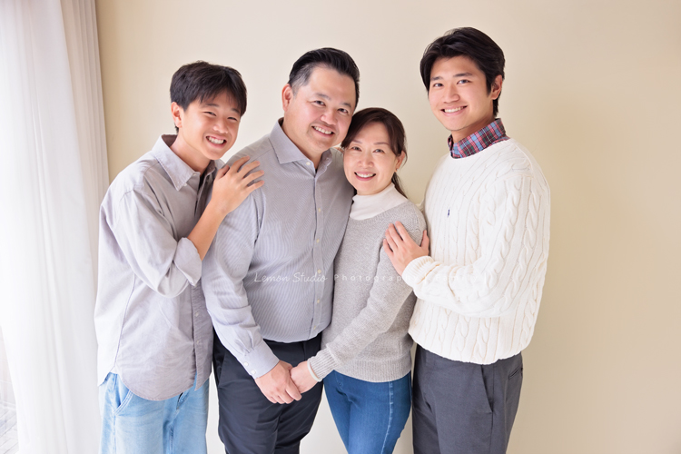 Tommy爸拔一家回台灣時來拍家庭寫真，20歲的大哥Alex及14歲的弟弟Ben都好帥氣，Tommy爸拔也和太太拍了一些兩人互動的相片，一家四口很自然的全家福寫真，這張是一家四口的全家福！