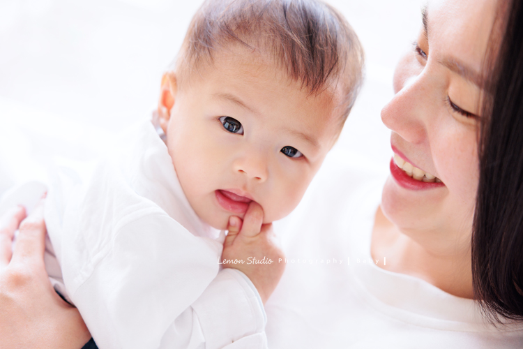 四個月大的朵朵來拍寶寶寫真，媽麻＆阿嬤及阿姨都超級疼愛她的，不論是哭哭還是燦爛的笑，朵朵的可愛都超可愛的，這張是媽麻抱著朵朵，朵朵在吃手手的可愛寶寶寫真照！