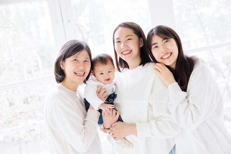四個月大的朵朵來拍寶寶寫真，媽麻＆阿嬤及阿姨都超級疼愛她的，不論是哭哭還是燦爛的笑，朵朵的可愛都超可愛的，這張是媽麻、阿嬤、阿姨及朵朵四人的全家福合照！