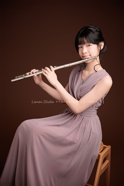 蔓、璇、晴三位女孩一起來拍照,三位女孩要辦長笛的演奏會,這次的禮服有些層次,兩位女孩是深藍色、一位是藕色,每一張都好美好優雅啊,這張是璇優雅地坐在椅上,拿起長笛要吹的樣子!