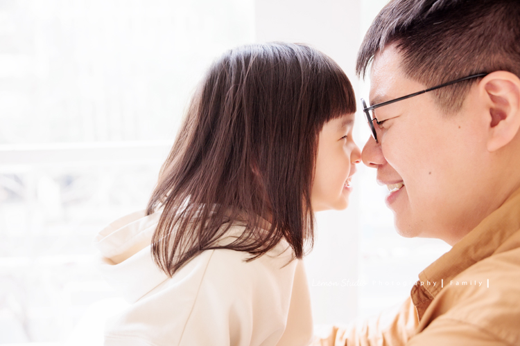 Jade媽麻一家來拍照，三歲八個月的姊姊、及八個月大的妹妹太可愛了，爸拔媽麻與姊妹倆玩得好開心，這張是姊姊和爸拔頭碰頭兩人互動的可愛紀錄之一！