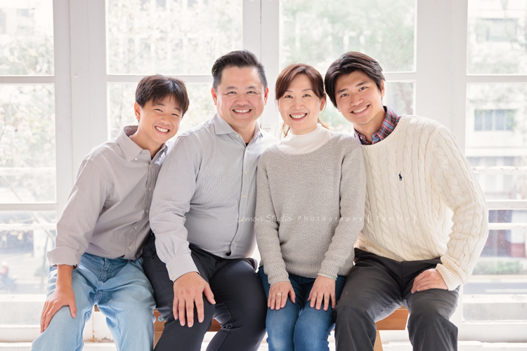 Tommy爸拔一家回台灣時來拍家庭寫真，20歲的大哥Alex及14歲的弟弟Ben都好帥氣，Tommy爸拔也和太太拍了一些兩人互動的相片，一家四口很自然的全家福寫真，這張是一家四口坐著的全家福，全家都笑得好開心及陽光啊！