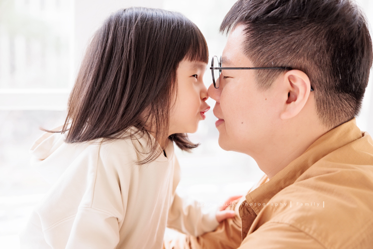 Jade媽麻一家來拍照，三歲八個月的姊姊、及八個月大的妹妹太可愛了，爸拔媽麻與姊妹倆玩得好開心，這張是姊姊和爸拔兩人玩親親的可愛紀錄之一！