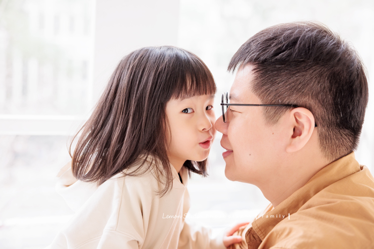 Jade媽麻一家來拍照，三歲八個月的姊姊、及八個月大的妹妹太可愛了，爸拔媽麻與姊妹倆玩得好開心，這張是姊姊要親爸拔時轉頭看著鏡頭的一張很可愛的紀錄！