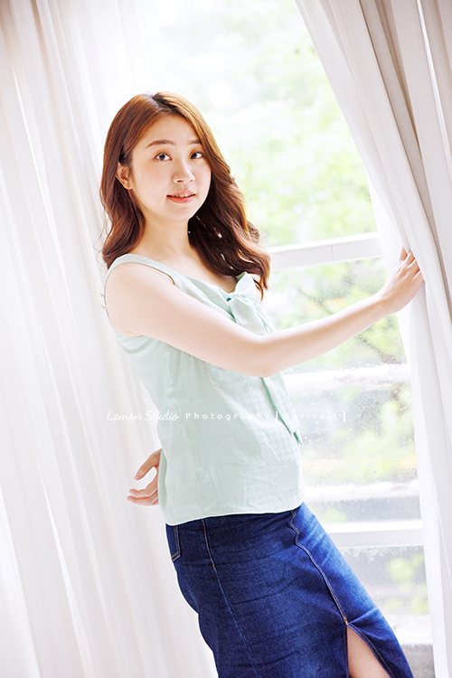 光程第三次來拍個人寫真,在電視新聞媒體業的光程,目前是寰宇新聞國際推播主播,光程好多角度都好美啊,這張是光程在窗邊看著鏡頭微笑的很美的個人寫真照!