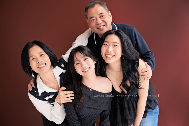 麗惠媽麻一家第四次來拍家庭寫真，第一次拍照是在15年前，當時Miranda & Charlotte都還是小小孩啊，如今姊妹倆已是美少女，這張是一家四口很可愛的一張全家福！大家都笑得好開心好自然啊！